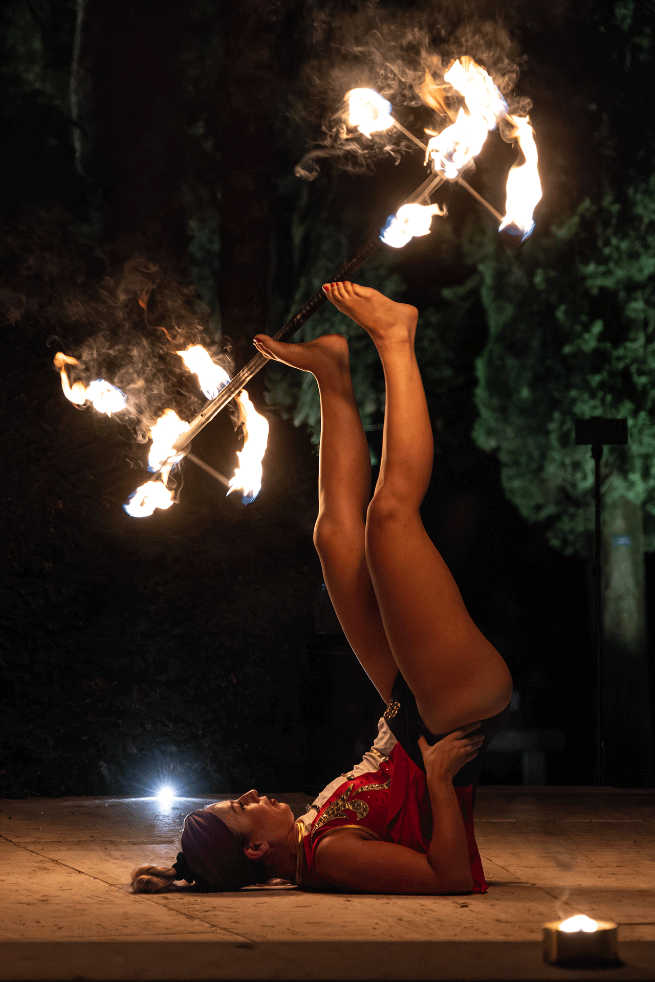 Artistische Feuershow mit Spezialeffekten bei einer eleganten Gala in Südtirol Elegante Gala-Feuershow mit Pyrotechnik, LED-Elementen, Lichtdesign und Spezialeffekten – eindrucksvolle Bühnenperformance für exklusive Events und Firmenfeiern in Österreich und Italien.