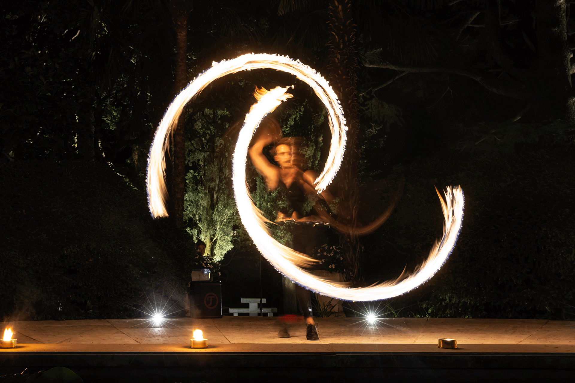 Artistische Feuershow mit Spezialeffekten bei einer eleganten Gala in Südtirol Elegante Gala-Feuershow mit Pyrotechnik, LED-Elementen, Lichtdesign und Spezialeffekten – eindrucksvolle Bühnenperformance für exklusive Events und Firmenfeiern in Österreich und Italien.