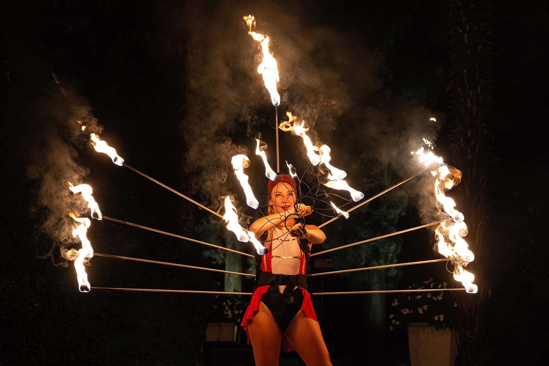 Artistische Feuershow mit Spezialeffekten bei einer eleganten Gala in Südtirol Elegante Gala-Feuershow mit Pyrotechnik, LED-Elementen, Lichtdesign und Spezialeffekten – eindrucksvolle Bühnenperformance für exklusive Events und Firmenfeiern in Österreich und Italien.
