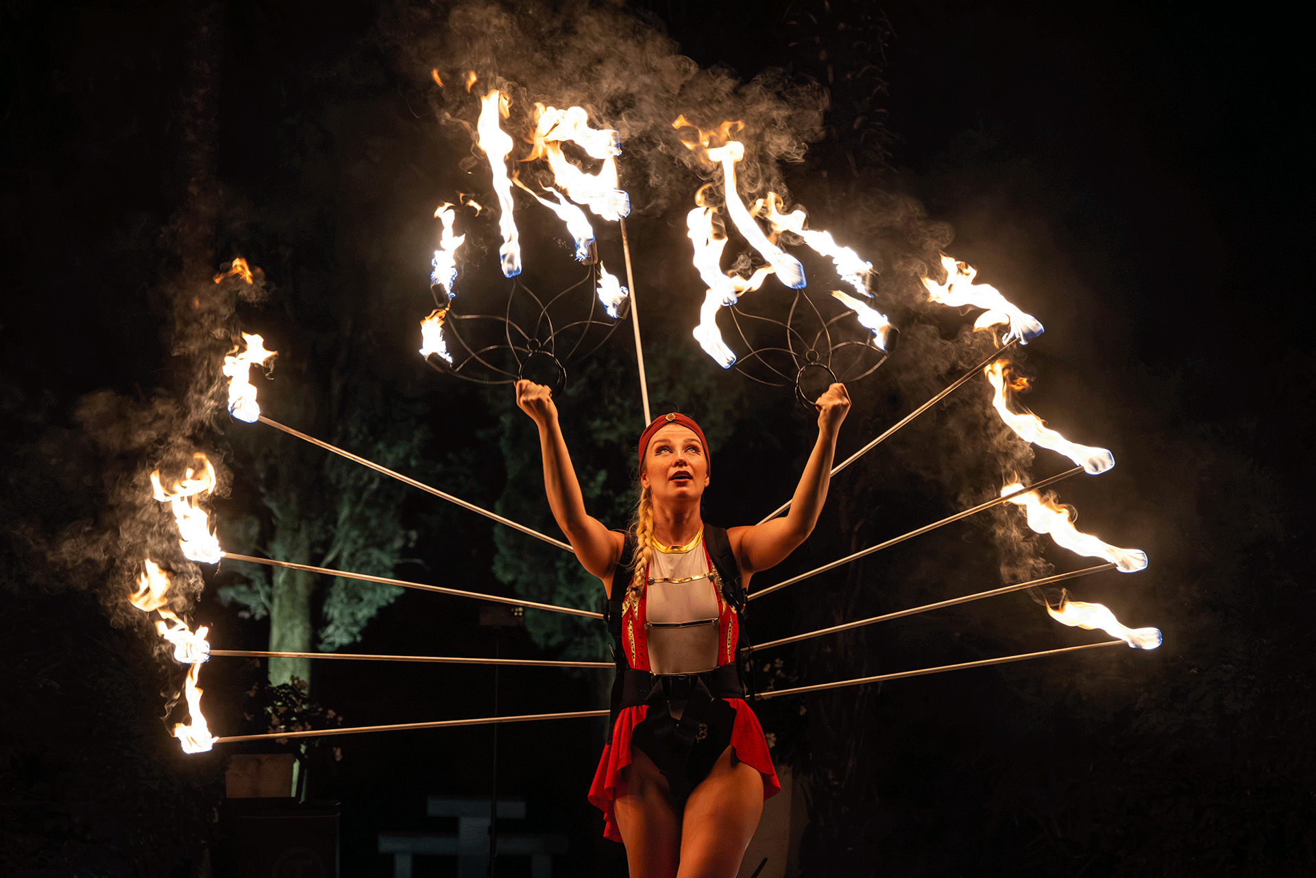 Artistische Feuershow mit Spezialeffekten bei einer eleganten Gala in Südtirol Elegante Gala-Feuershow mit Pyrotechnik, LED-Elementen, Lichtdesign und Spezialeffekten – eindrucksvolle Bühnenperformance für exklusive Events und Firmenfeiern in Österreich und Italien.