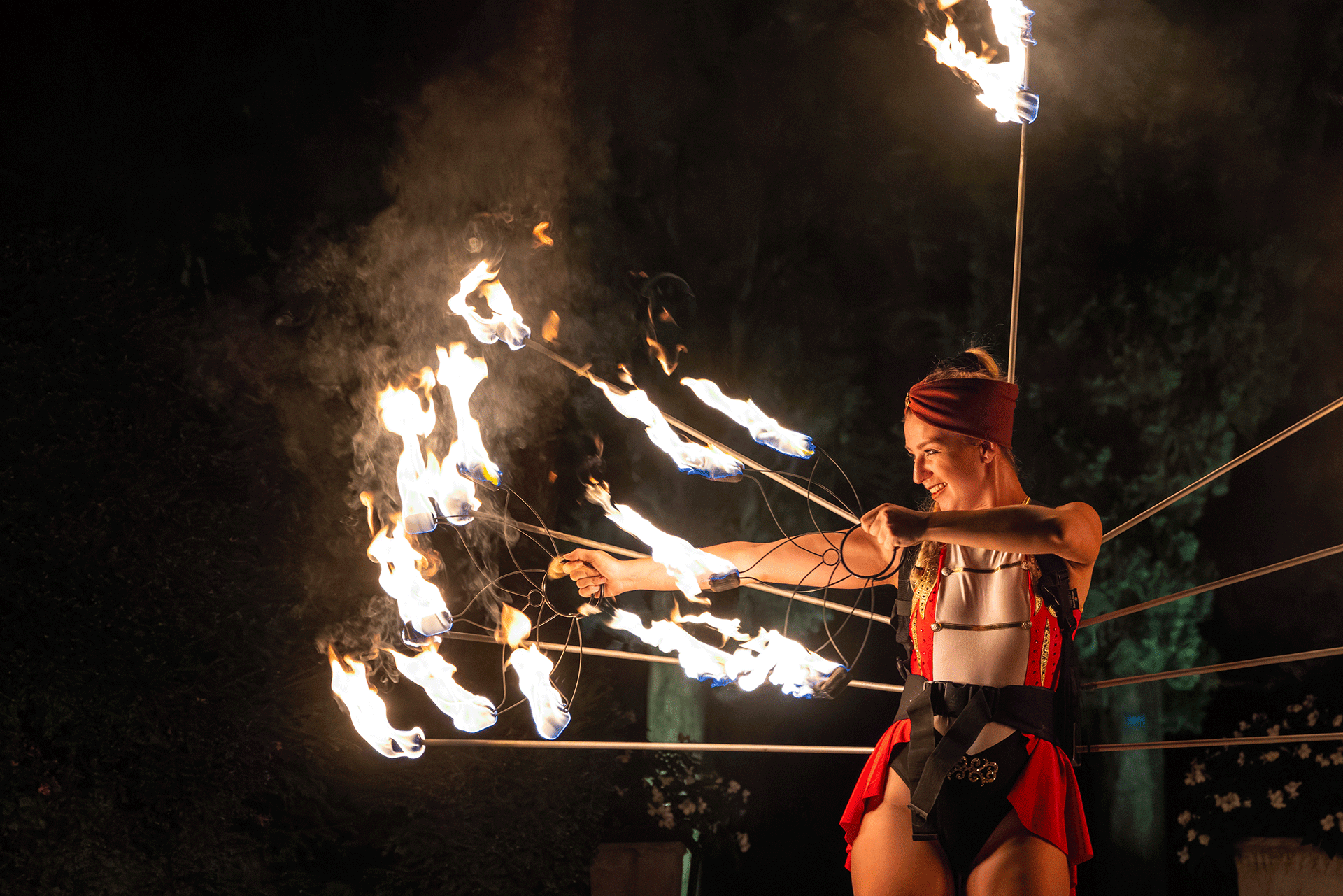 Artistische Feuershow mit Spezialeffekten bei einer eleganten Gala in Südtirol Elegante Gala-Feuershow mit Pyrotechnik, LED-Elementen, Lichtdesign und Spezialeffekten – eindrucksvolle Bühnenperformance für exklusive Events und Firmenfeiern in Österreich und Italien.