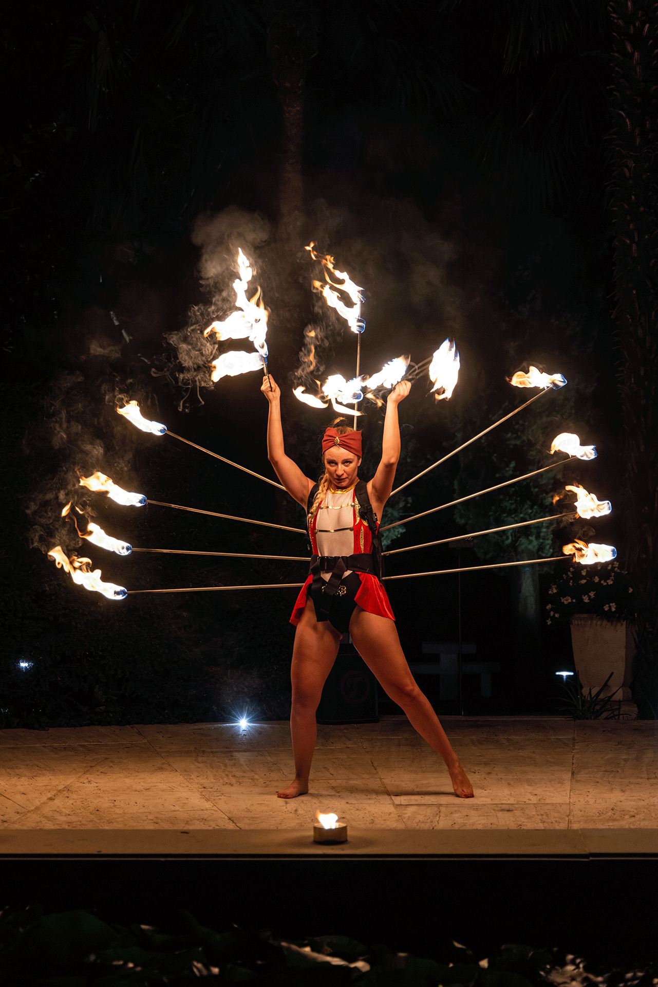 Artistische Feuershow mit Spezialeffekten bei einer eleganten Gala in Südtirol Elegante Gala-Feuershow mit Pyrotechnik, LED-Elementen, Lichtdesign und Spezialeffekten – eindrucksvolle Bühnenperformance für exklusive Events und Firmenfeiern in Österreich und Italien.