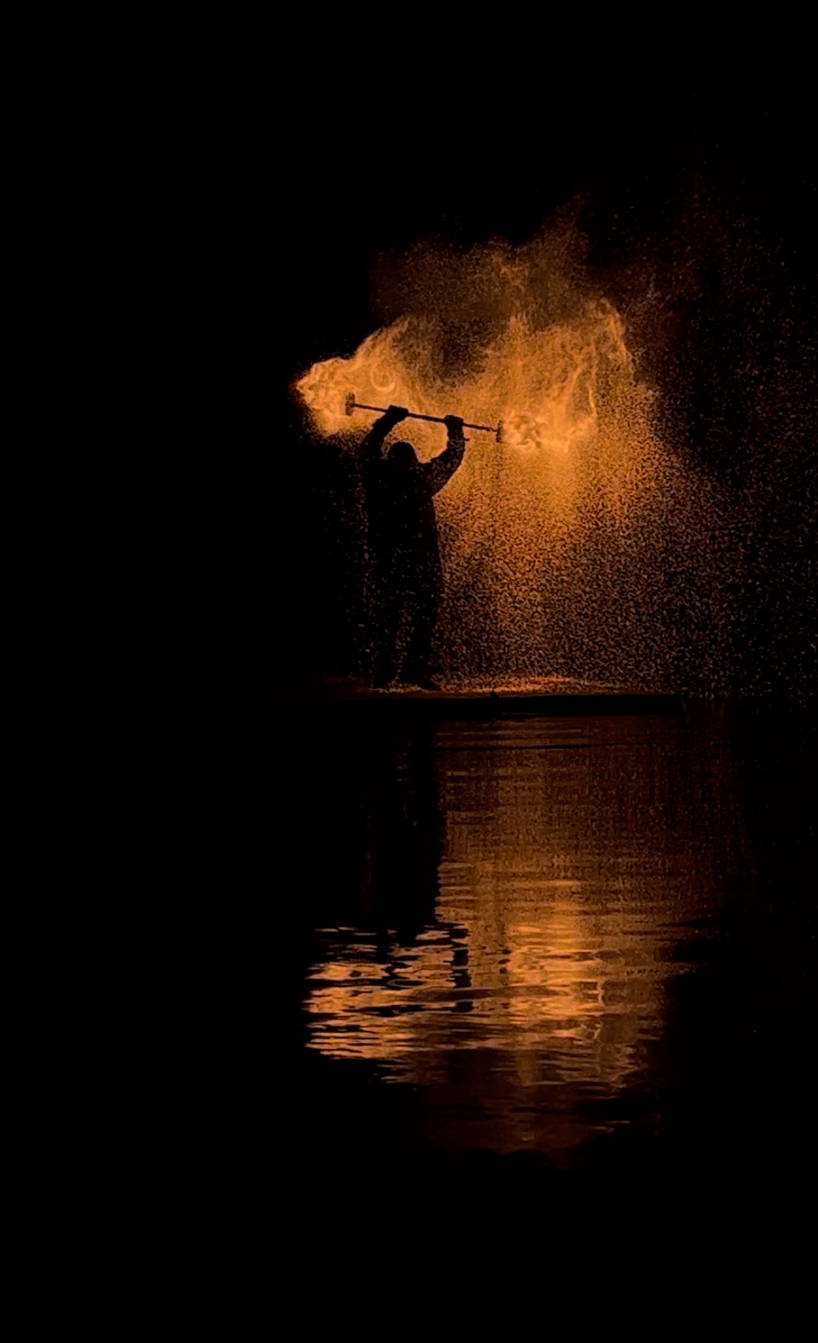 Artistische Feuershow mit Spezialeffekten bei einer eleganten Gala in Südtirol Elegante Gala-Feuershow mit Pyrotechnik, LED-Elementen, Lichtdesign und Spezialeffekten – eindrucksvolle Bühnenperformance für exklusive Events und Firmenfeiern in Österreich und Italien.