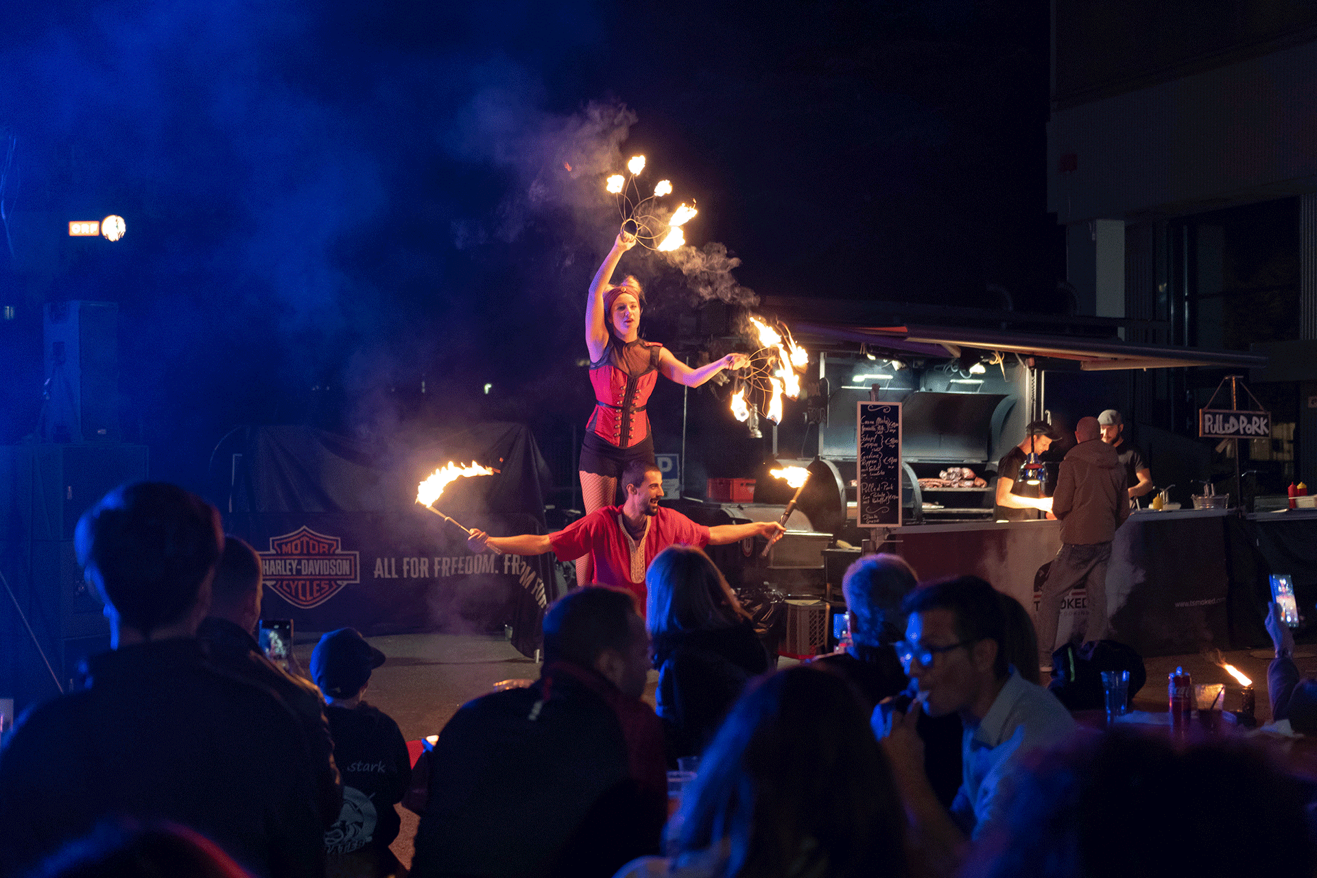Artistische Feuershow mit Spezialeffekten bei einer eleganten Gala in Südtirol Elegante Gala-Feuershow mit Pyrotechnik, LED-Elementen, Lichtdesign und Spezialeffekten – eindrucksvolle Bühnenperformance für exklusive Events und Firmenfeiern in Österreich und Italien.