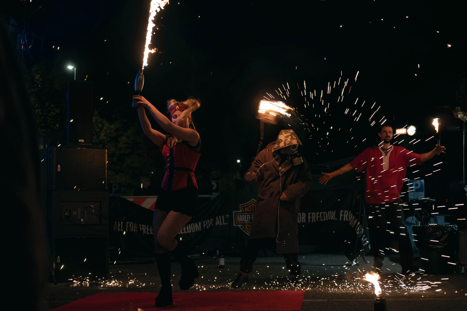 Artistische Feuershow mit Spezialeffekten bei einer eleganten Gala in Südtirol Elegante Gala-Feuershow mit Pyrotechnik, LED-Elementen, Lichtdesign und Spezialeffekten – eindrucksvolle Bühnenperformance für exklusive Events und Firmenfeiern in Österreich und Italien.