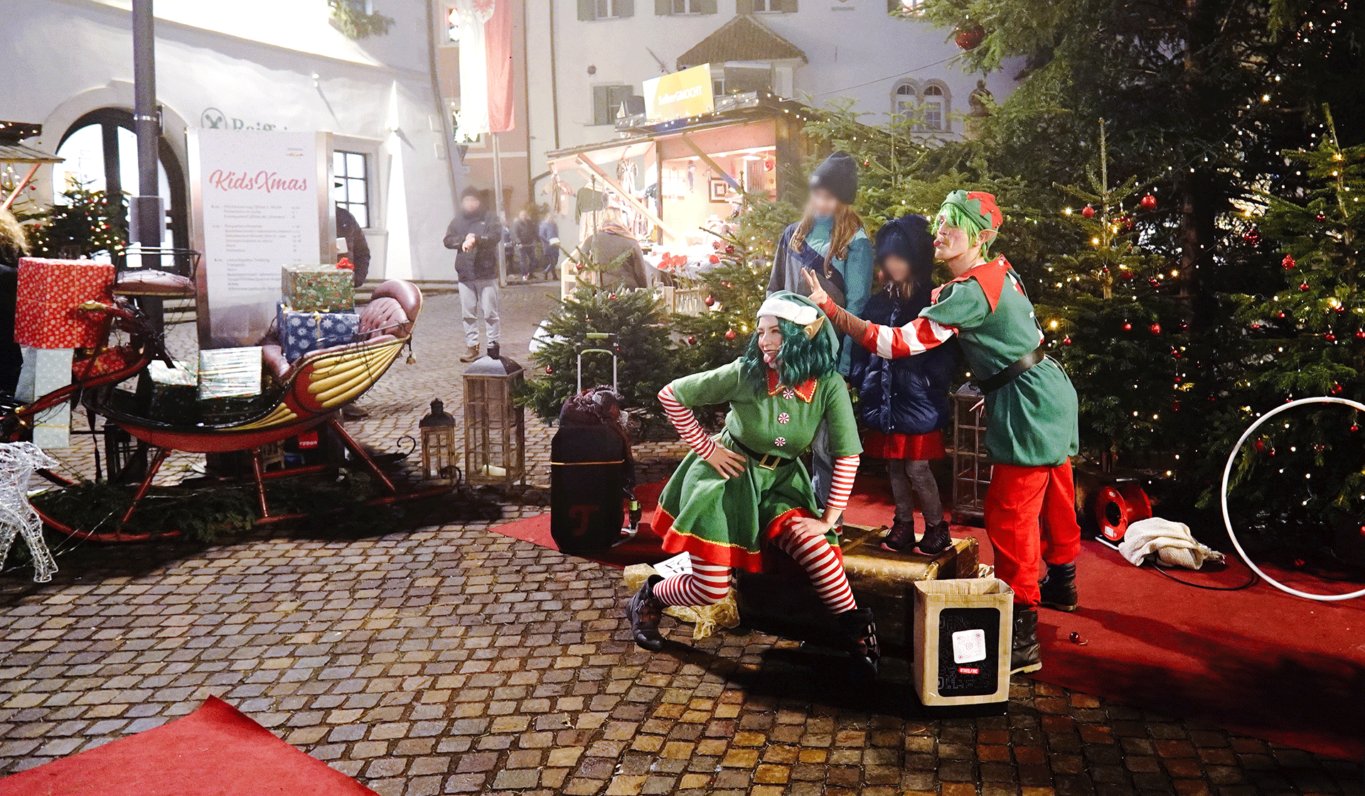 Zwei Weihnachtselfen auf dem Weihanchtsmarkt, unerhalten das Publikum mit verschiedenen Jounlagen Künsten und kleinen Magie Tricks! Ein Walking Act auf st Michaels in Eppan's Dorfplatz