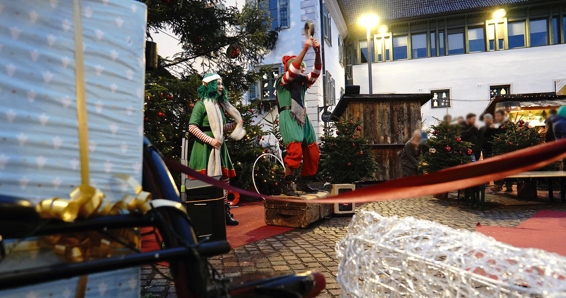 Zwei Weihnachtselfen auf dem Weihanchtsmarkt, unerhalten das Publikum mit verschiedenen Jounlagen Künsten und kleinen Magie Tricks! Ein Walking Act auf st Michaels in Eppan's Dorfplatz