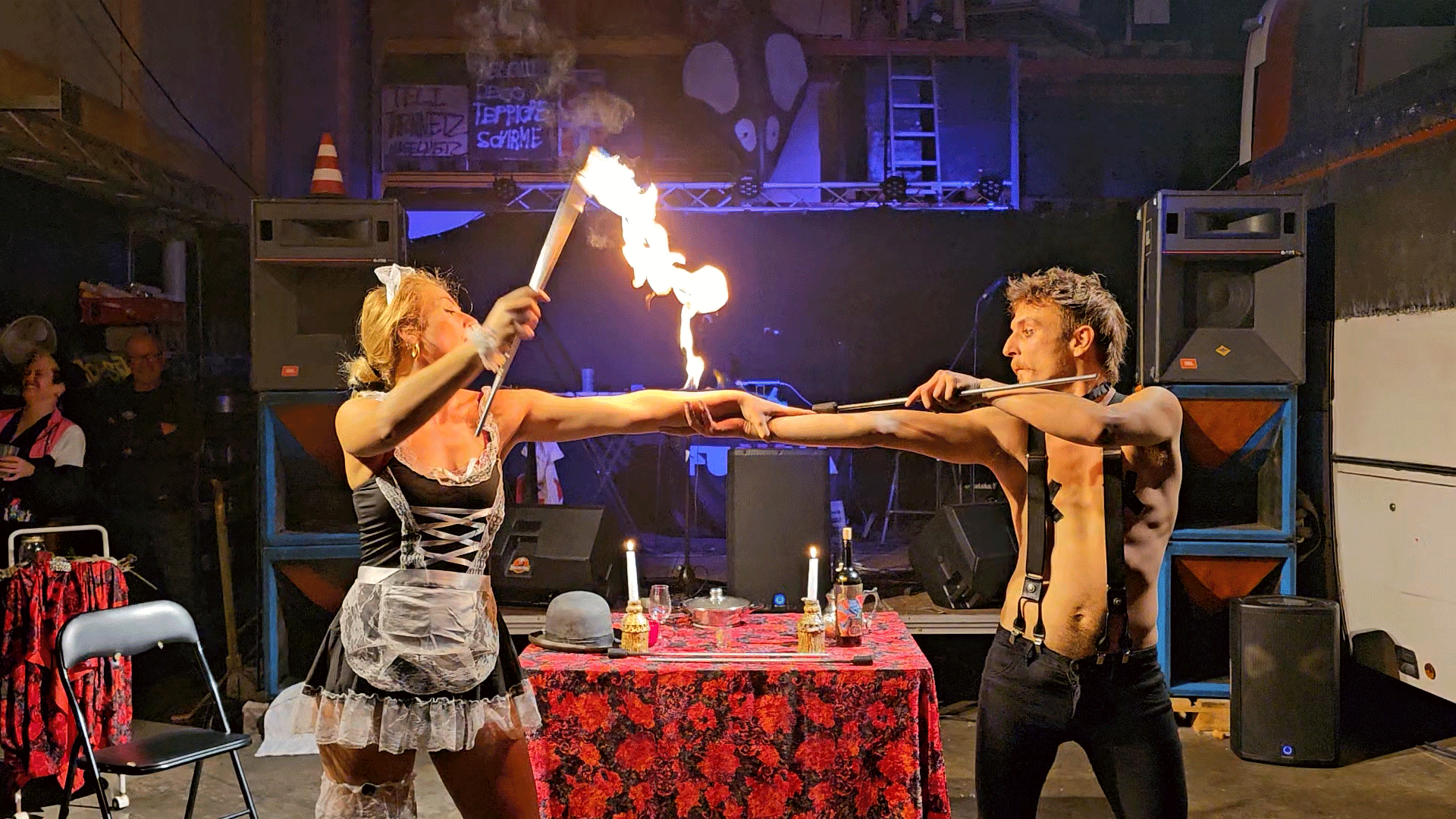 Dinner for One – Burlesque-Feuershow mit Kabarett-Elementen bei einem Gala-Dinner Feuer, Burlesque & Kabarett Sinnlich-humorvolle Dinner-Show mit Feuerspielen, Burlesque-Tanz, Jonglage und kabarettistischen Einlagen – ideal für Abendveranstaltungen, Varietés oder private Feiern mit Entertainmentfaktor. Künstlerische Live-Show mit Feuereffekten, Artistik und aufwendigen Kostümen – faszinierende Performance für Events, Hochzeiten, Firmenfeiern und Festivals in Südtirol, Tirol, Österreich und Italien