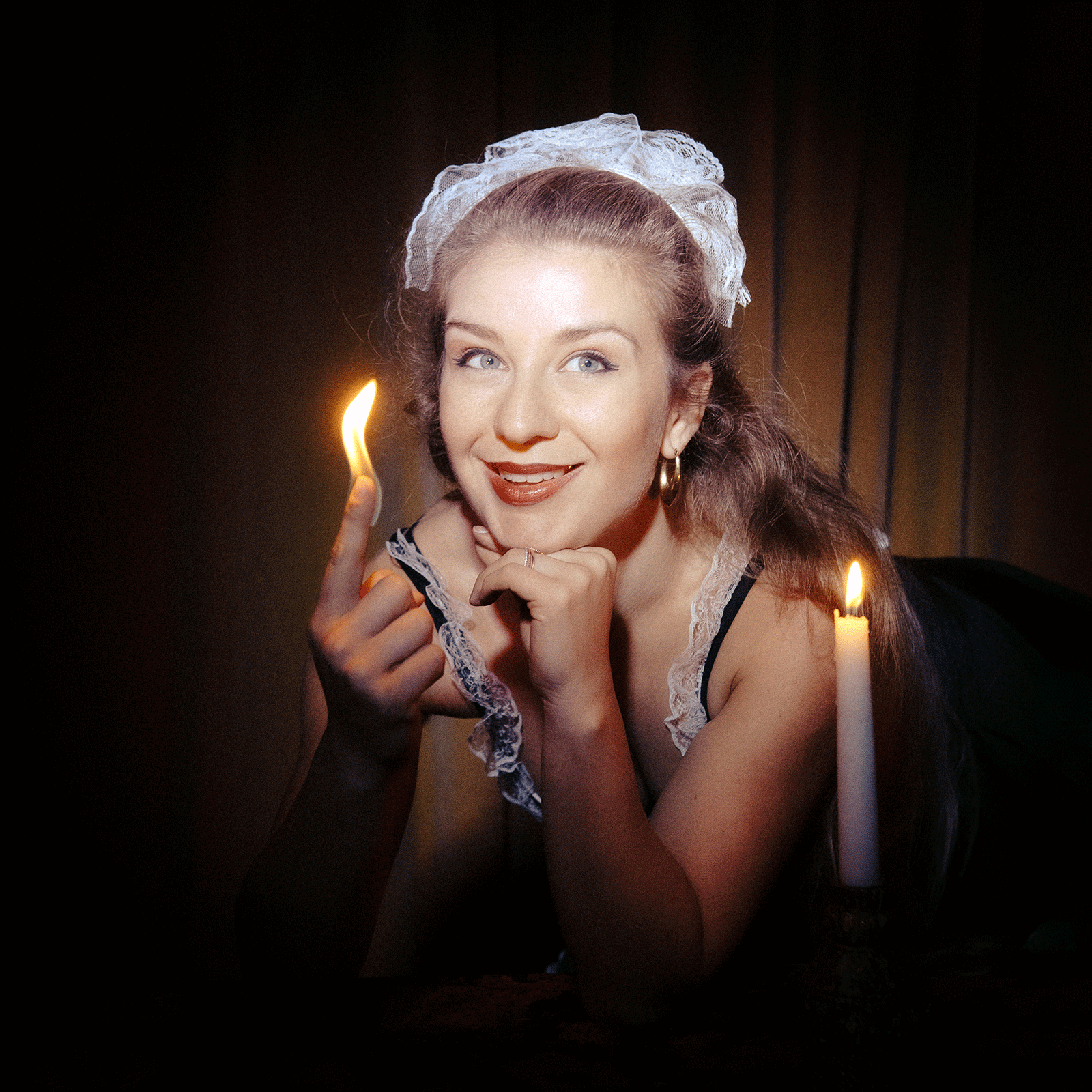 Dinner for One – Burlesque-Feuershow mit Kabarett-Elementen bei einem Gala-Dinner Feuer, Burlesque & Kabarett Sinnlich-humorvolle Dinner-Show mit Feuerspielen, Burlesque-Tanz, Jonglage und kabarettistischen Einlagen – ideal für Abendveranstaltungen, Varietés oder private Feiern mit Entertainmentfaktor. Künstlerische Live-Show mit Feuereffekten, Artistik und aufwendigen Kostümen – faszinierende Performance für Events, Hochzeiten, Firmenfeiern und Festivals in Südtirol, Tirol, Österreich und Italien