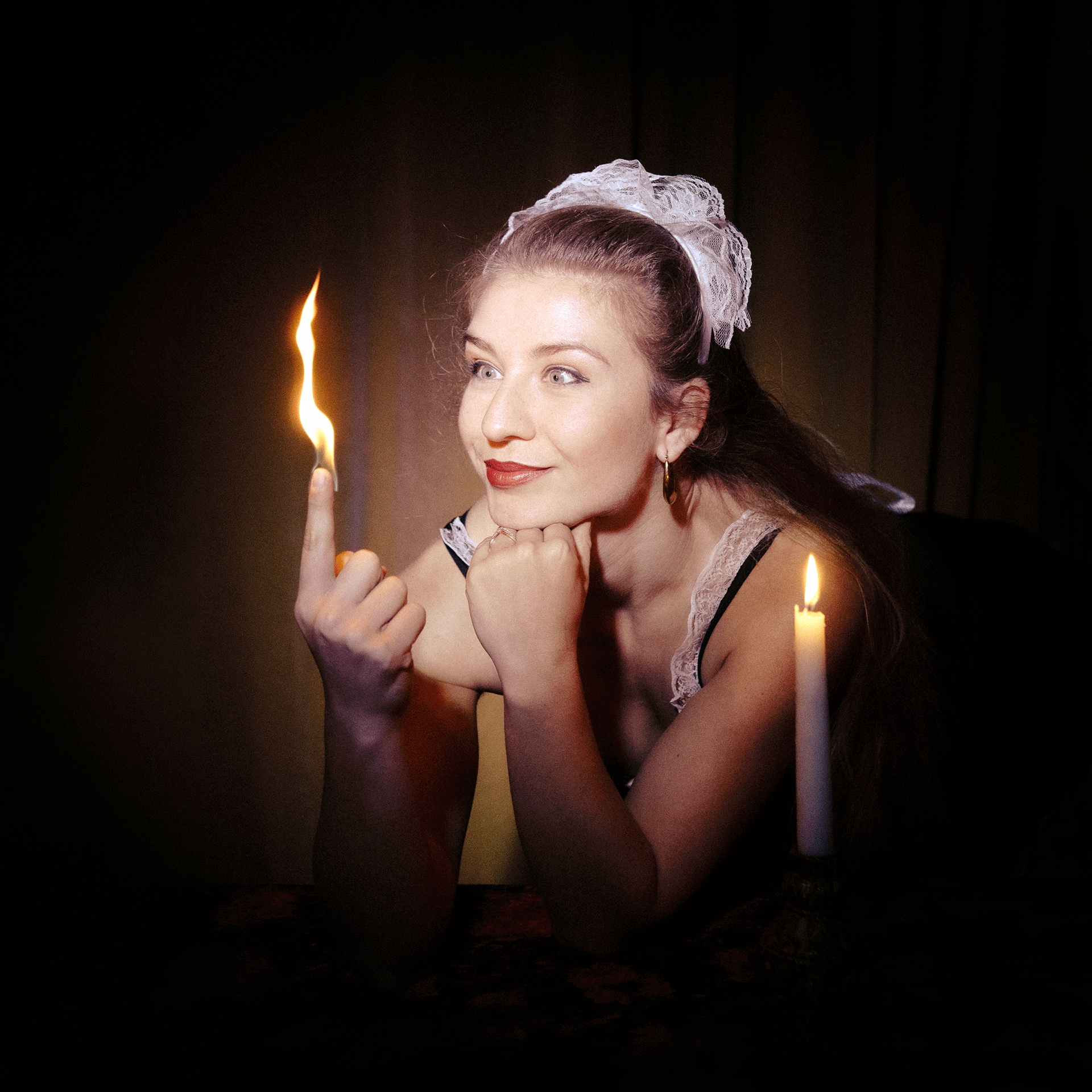 Dinner for One – Burlesque-Feuershow mit Kabarett-Elementen bei einem Gala-Dinner Feuer, Burlesque & Kabarett Sinnlich-humorvolle Dinner-Show mit Feuerspielen, Burlesque-Tanz, Jonglage und kabarettistischen Einlagen – ideal für Abendveranstaltungen, Varietés oder private Feiern mit Entertainmentfaktor. Künstlerische Live-Show mit Feuereffekten, Artistik und aufwendigen Kostümen – faszinierende Performance für Events, Hochzeiten, Firmenfeiern und Festivals in Südtirol, Tirol, Österreich und Italien