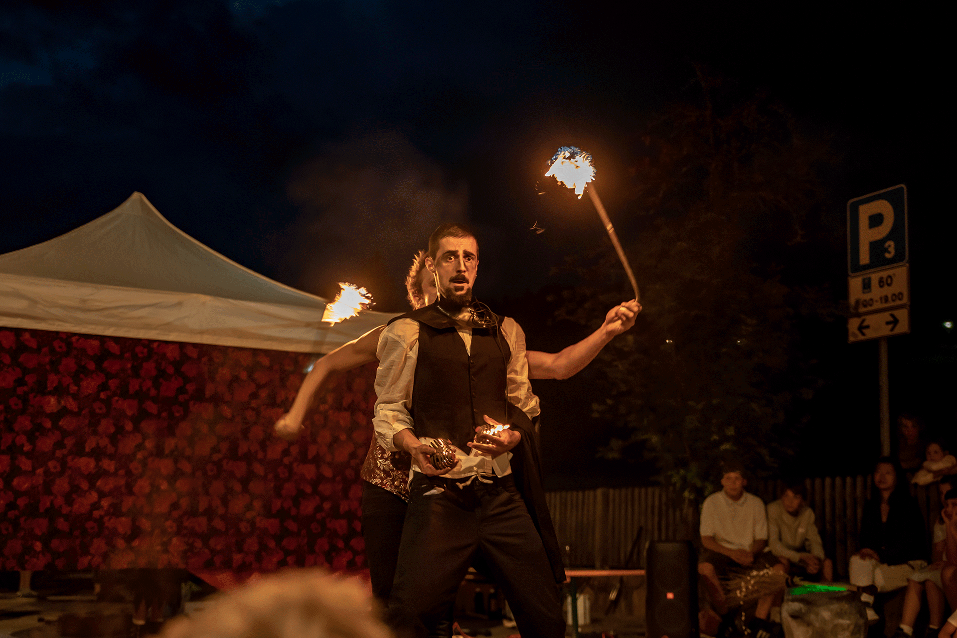 WEihnachts Show, Feuer Show, Dorfplatz, Südtirol Winterliche Feuershow mit Elfen, Flammen und festlicher Musik für Kinder