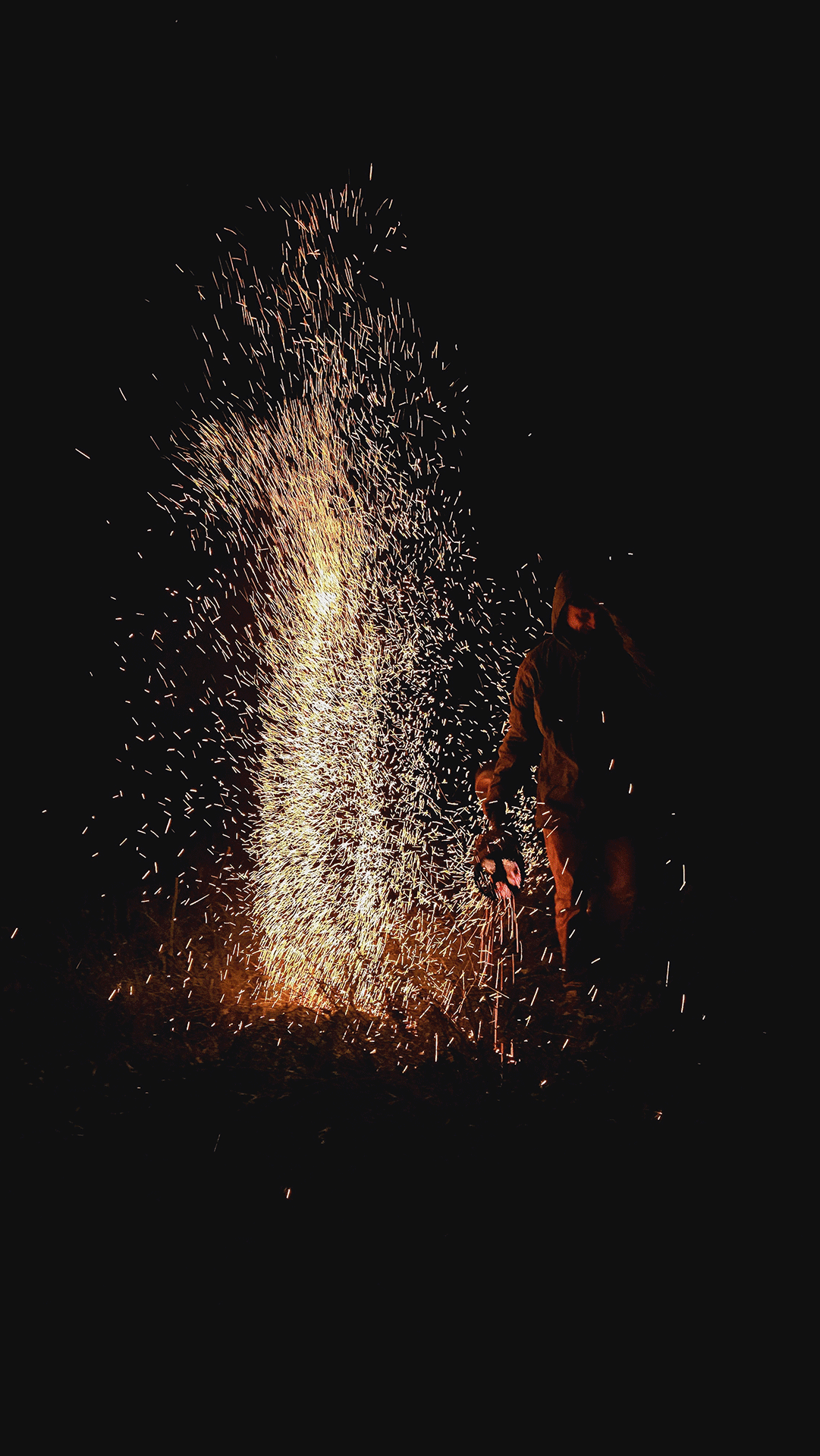 Artistische Feuershow mit Spezialeffekten bei einer eleganten Gala in Südtirol Elegante Gala-Feuershow mit Pyrotechnik, LED-Elementen, Lichtdesign und Spezialeffekten – eindrucksvolle Bühnenperformance für exklusive Events und Firmenfeiern in Österreich und Italien.