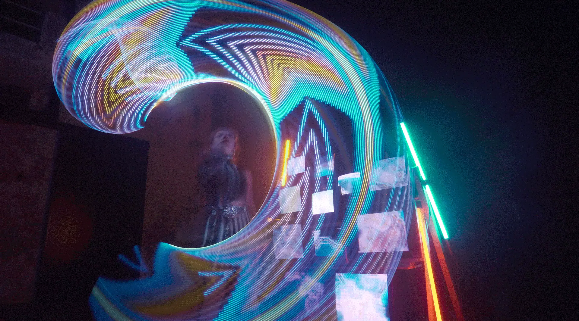 Langzeit Belichtung LED Show Hoop, Zirkus Act, Licht Installation mit CRT TVs und Neon Röhren im Hintergrund