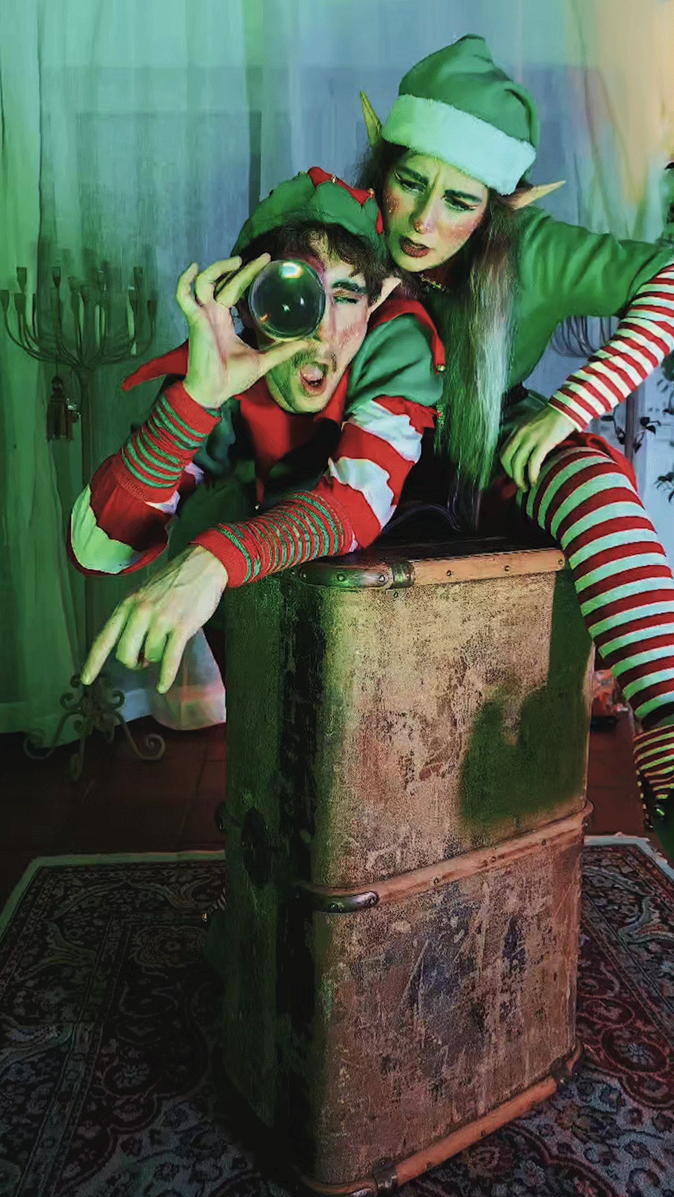 Künstlerische Live-Show mit Feuereffekten, Artistik und aufwendigen Kostümen – faszinierende Performance für Events, Hochzeiten, Firmenfeiern und Festivals in Südtirol, Tirol, Österreich und Italien. Weihnachtliche Comedy- und Feuershow mit frechen Elfen, spektakulären Licht- und Flammeneffekten – mit Humor, Artistik und Spezialeffekten für Weihnachtsmärkte und Familienevents.