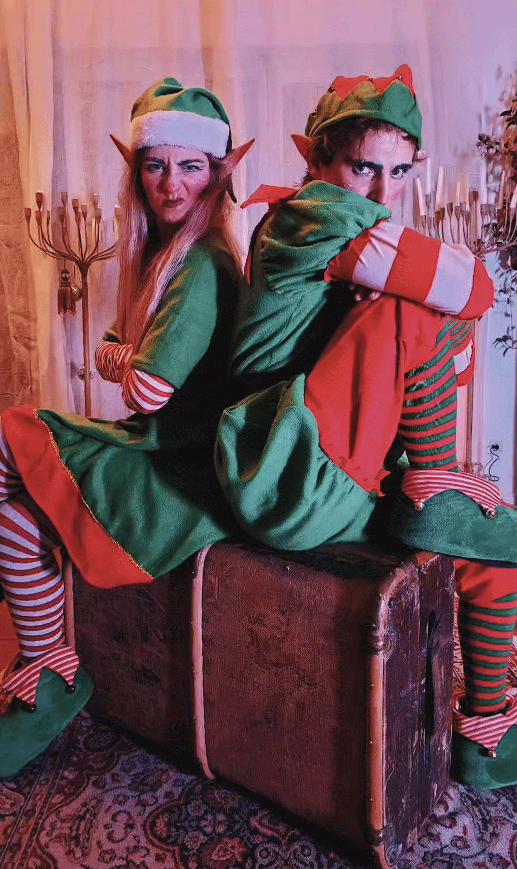 Künstlerische Live-Show mit Feuereffekten, Artistik und aufwendigen Kostümen – faszinierende Performance für Events, Hochzeiten, Firmenfeiern und Festivals in Südtirol, Tirol, Österreich und Italien. Weihnachtliche Comedy- und Feuershow mit frechen Elfen, spektakulären Licht- und Flammeneffekten – mit Humor, Artistik und Spezialeffekten für Weihnachtsmärkte und Familienevents.